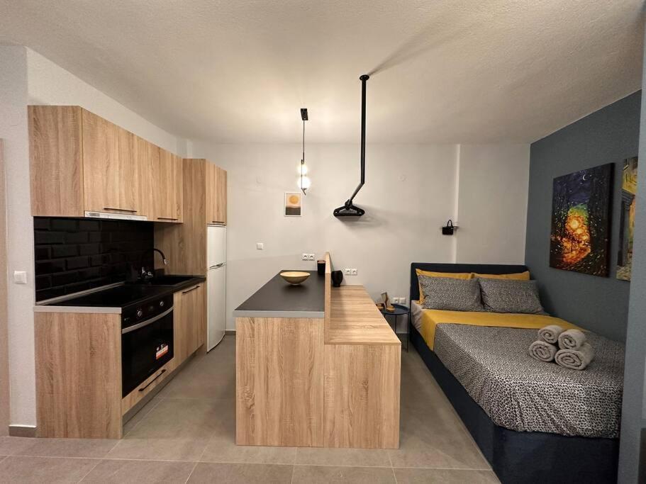 The Yellowblue Apartment, Downtown テッサロニキ エクステリア 写真